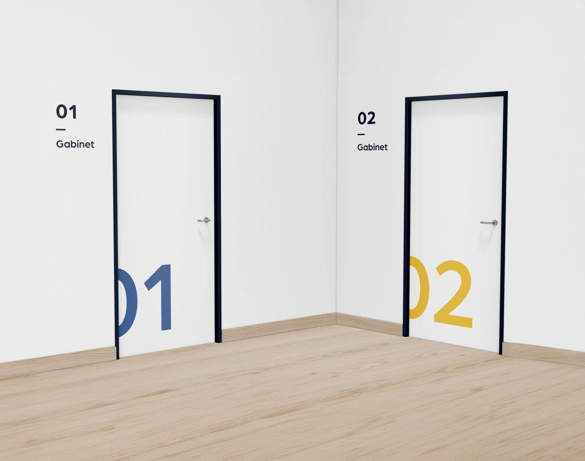 Oznakowanie drzwi gabinetów w ReMove Center — duże numery 01 i 02