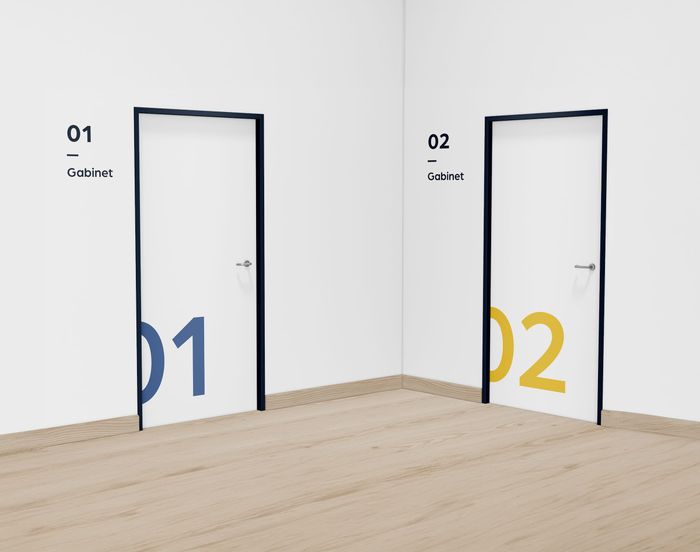 Oznakowanie drzwi gabinetów w ReMove Center — duże numery 01 i 02