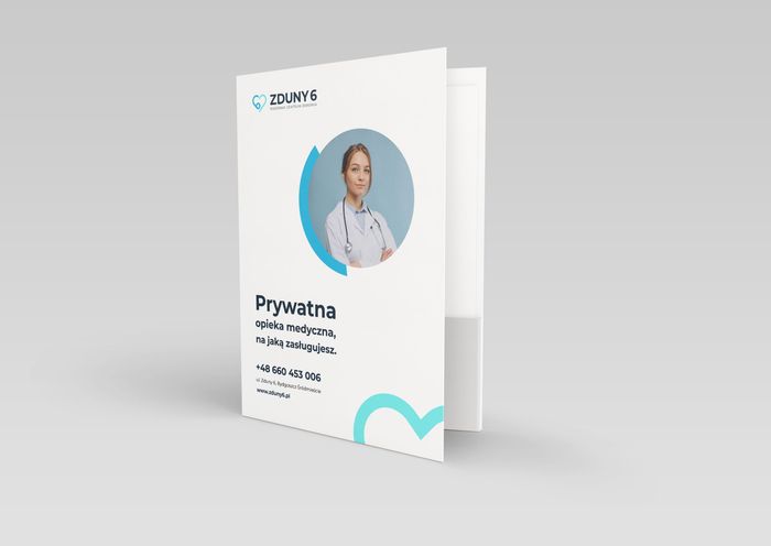 Biała teczka firmowa Zduny 6 ze zdjęciem lekarki i hasłem „Prywatna opieka medyczna, na jaką zasługujesz"