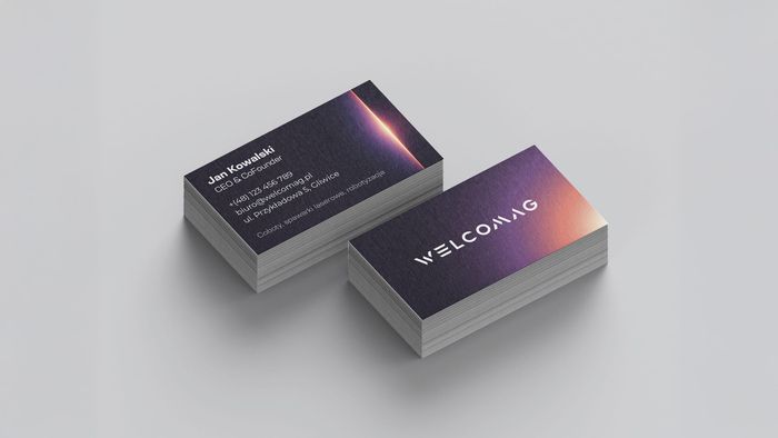 Dwie wizytówki Welcomag na jasnym tle — awers i rewers z motywem świetlnym