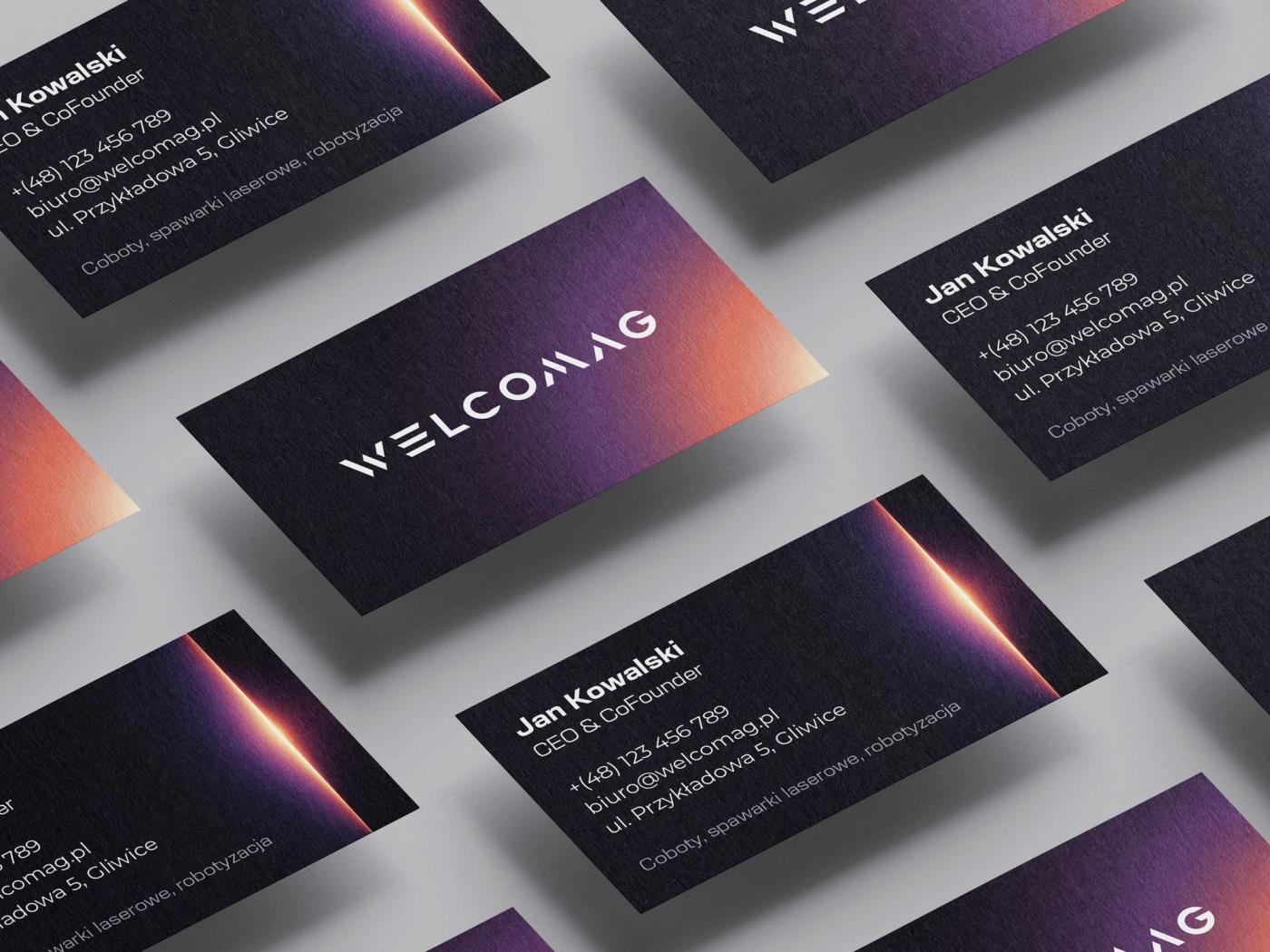 Seria wizytówek Welcomag ułożonych w rytmiczny układ na ciemnej powierzchni