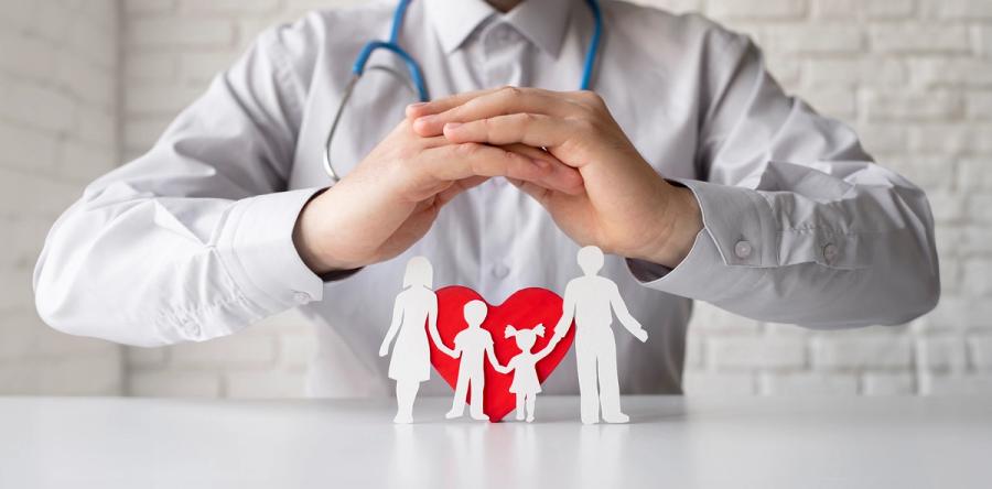 rodzina w rękach lekarza