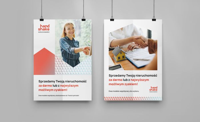 Dwa plakaty Handshake wiszące na spinaczach z hasłem „Sprzedamy Twoją nieruchomość"