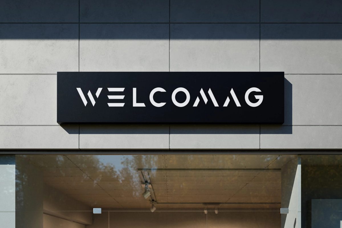 Szyld Welcomag nad witryną sklepu — minimalistyczny, czarny