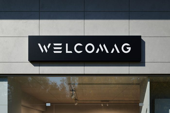 Szyld Welcomag nad witryną sklepu — minimalistyczny, czarny