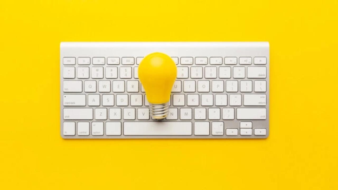 klawiatura z żółtą żarówką