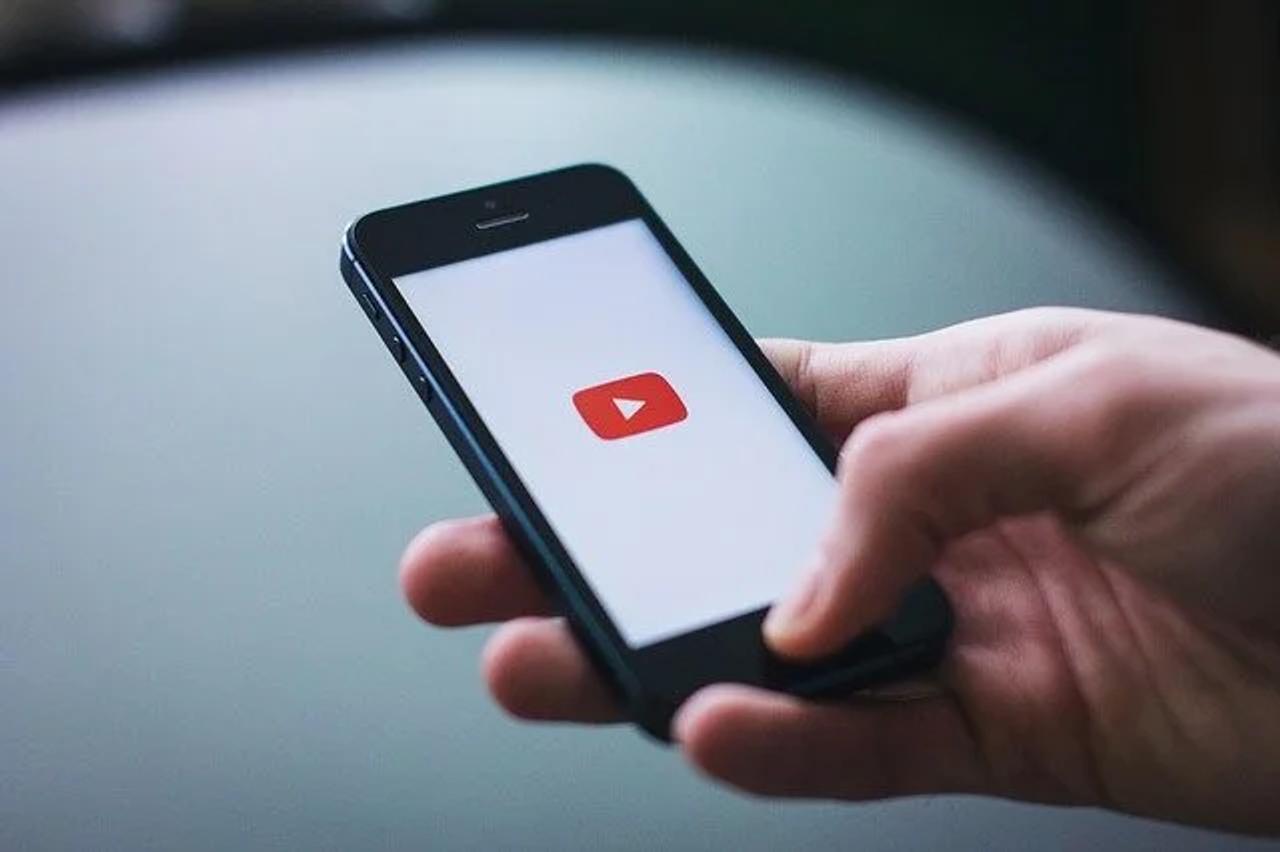 YouTube włączony na telefonie