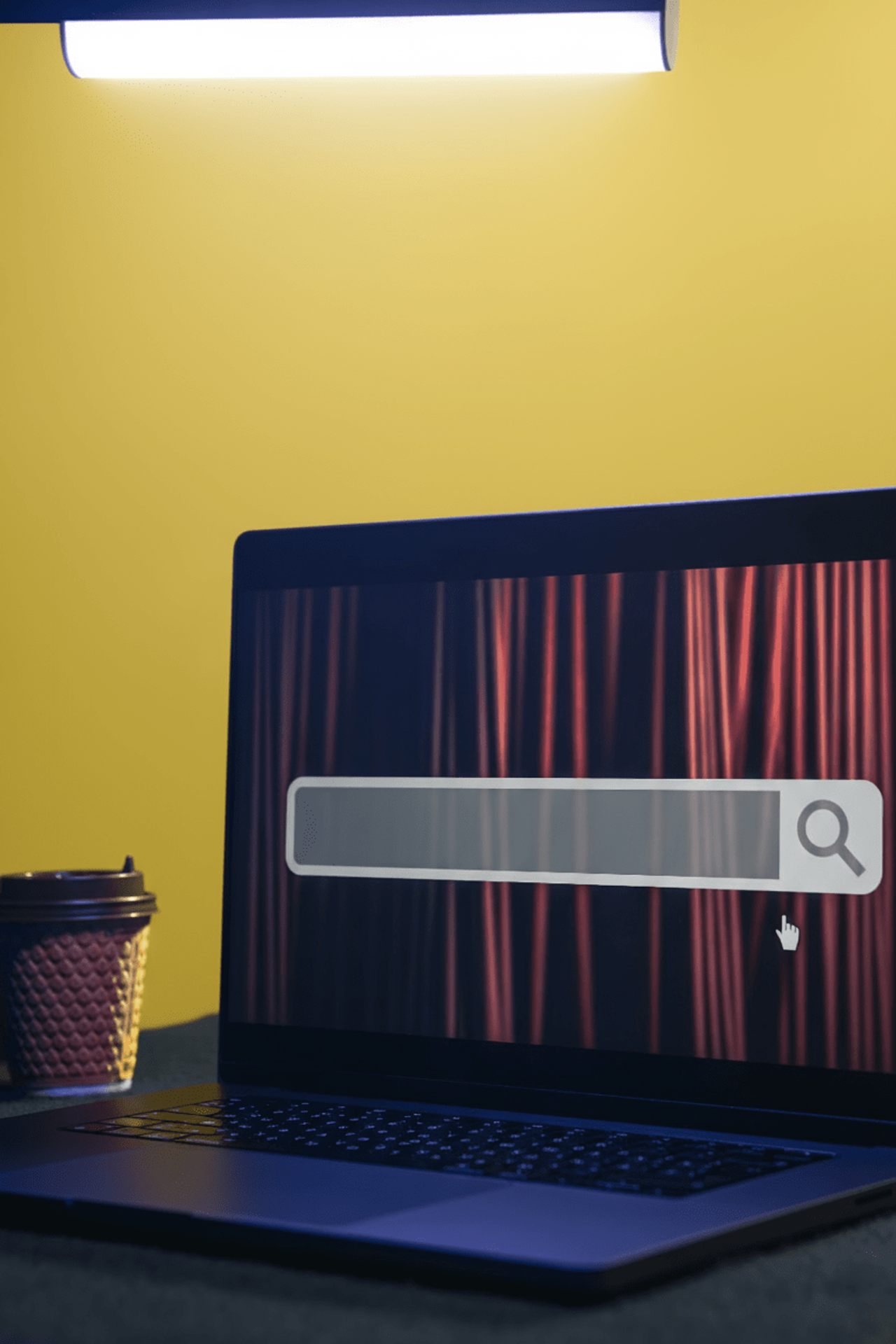 Laptop z paskiem wyszukiwania na ekranie z czerwonymi zasłonami