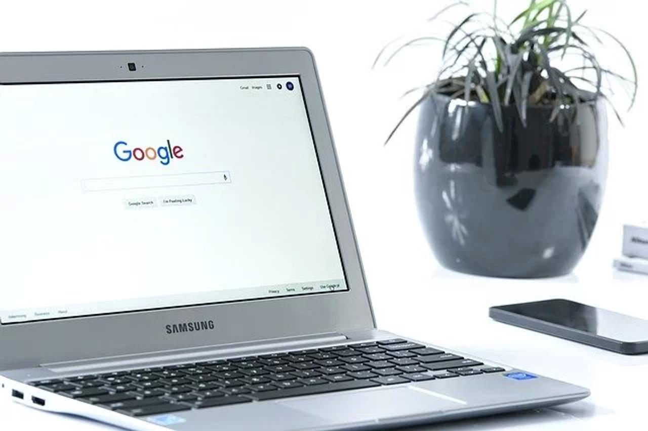 Laptop z otwartą przeglądarką
