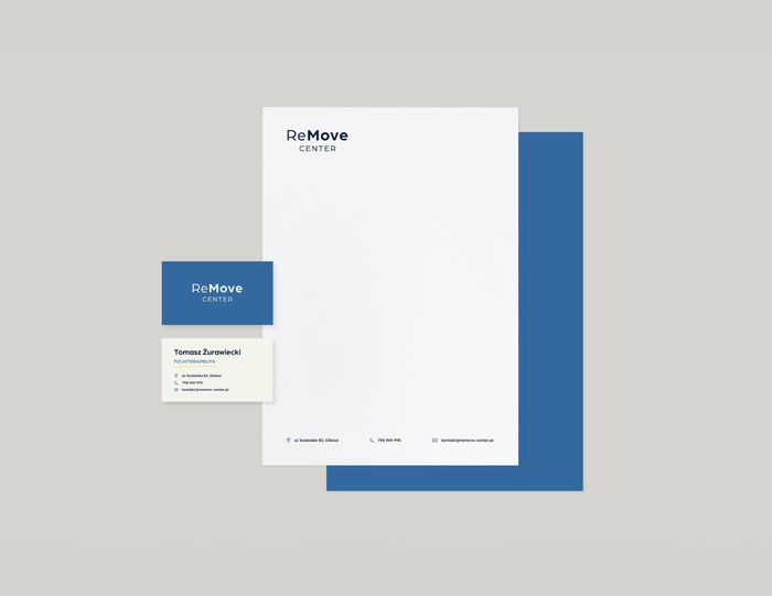Papier firmowy i wizytówka ReMove Center na szarym tle z niebieskim akcentem