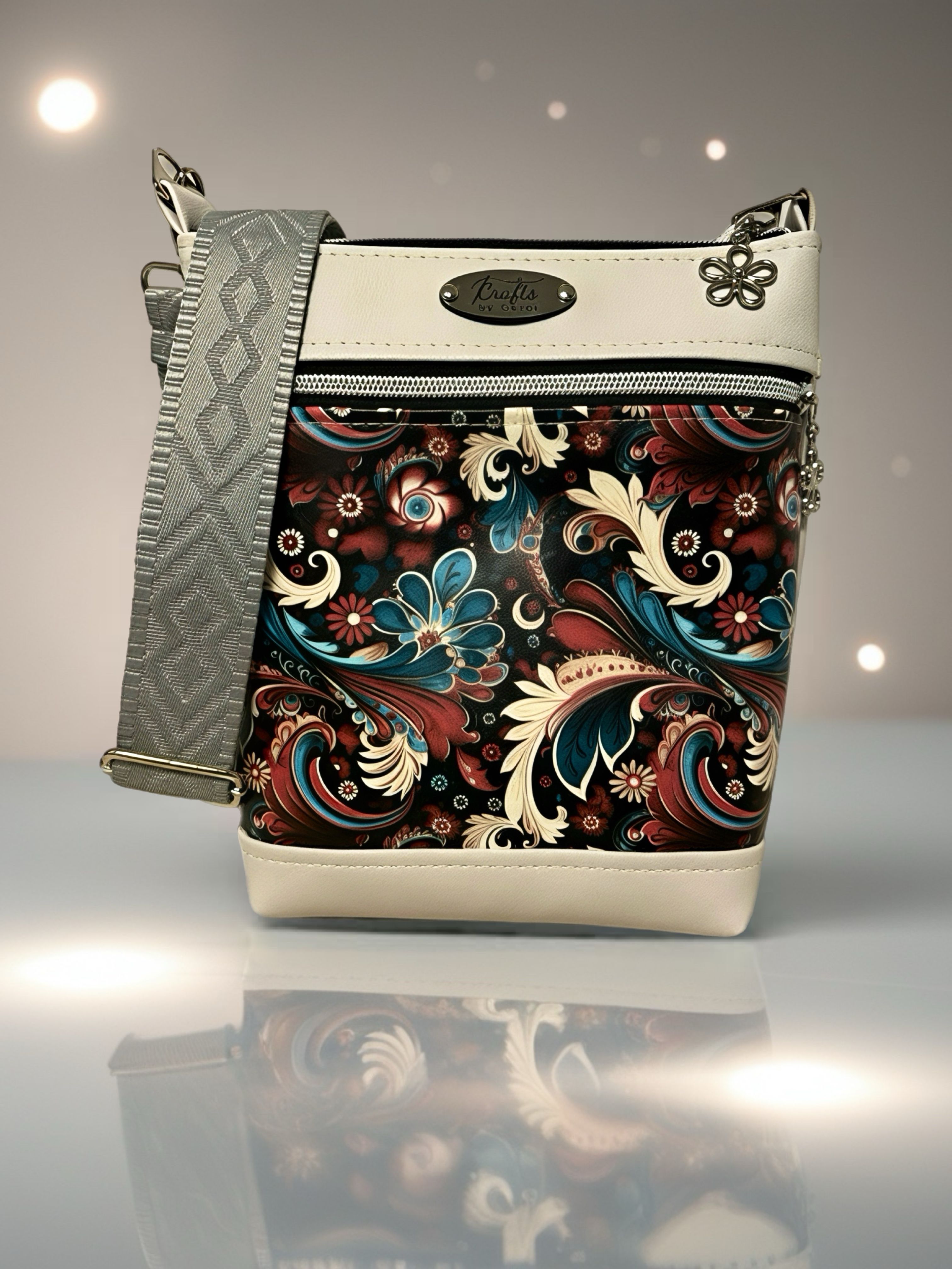 Light grey bag with abstract pattern 