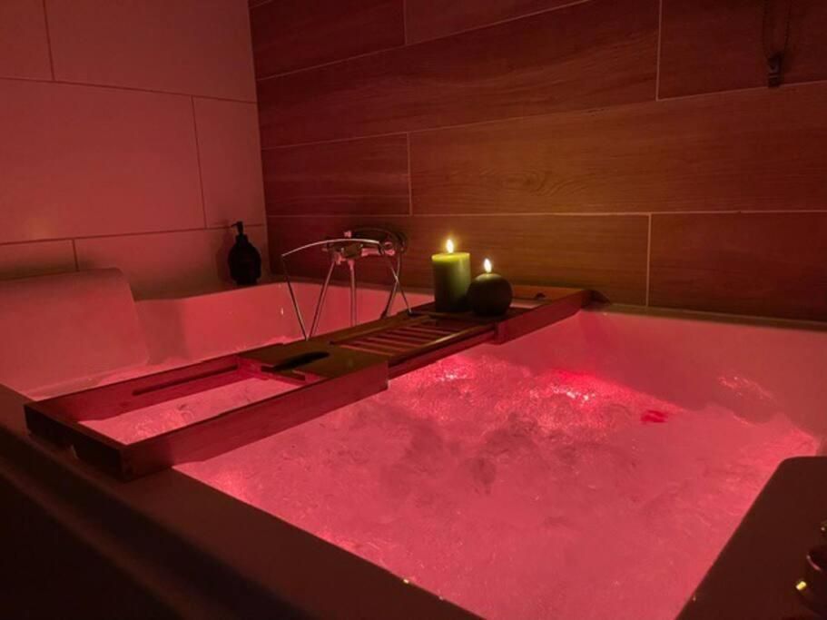 Baignoire Balnéo - Salle de Bain - Lovely Room 61