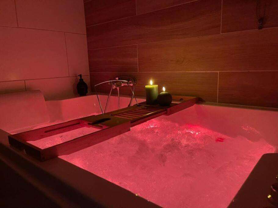 Baignoire Balnéo - Salle de Bain - Lovely Room 61