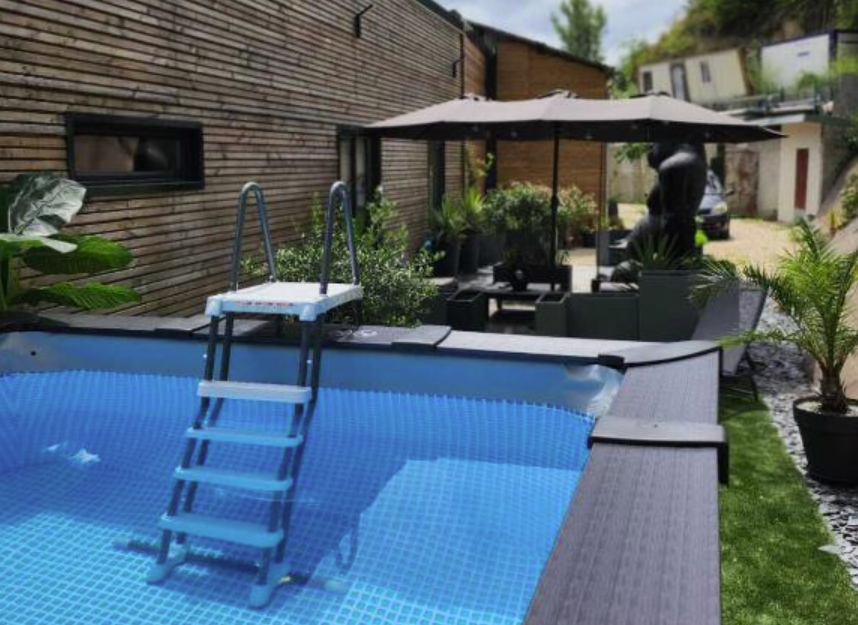 Piscine Extérieure - Love Room Valence - Maloveroom