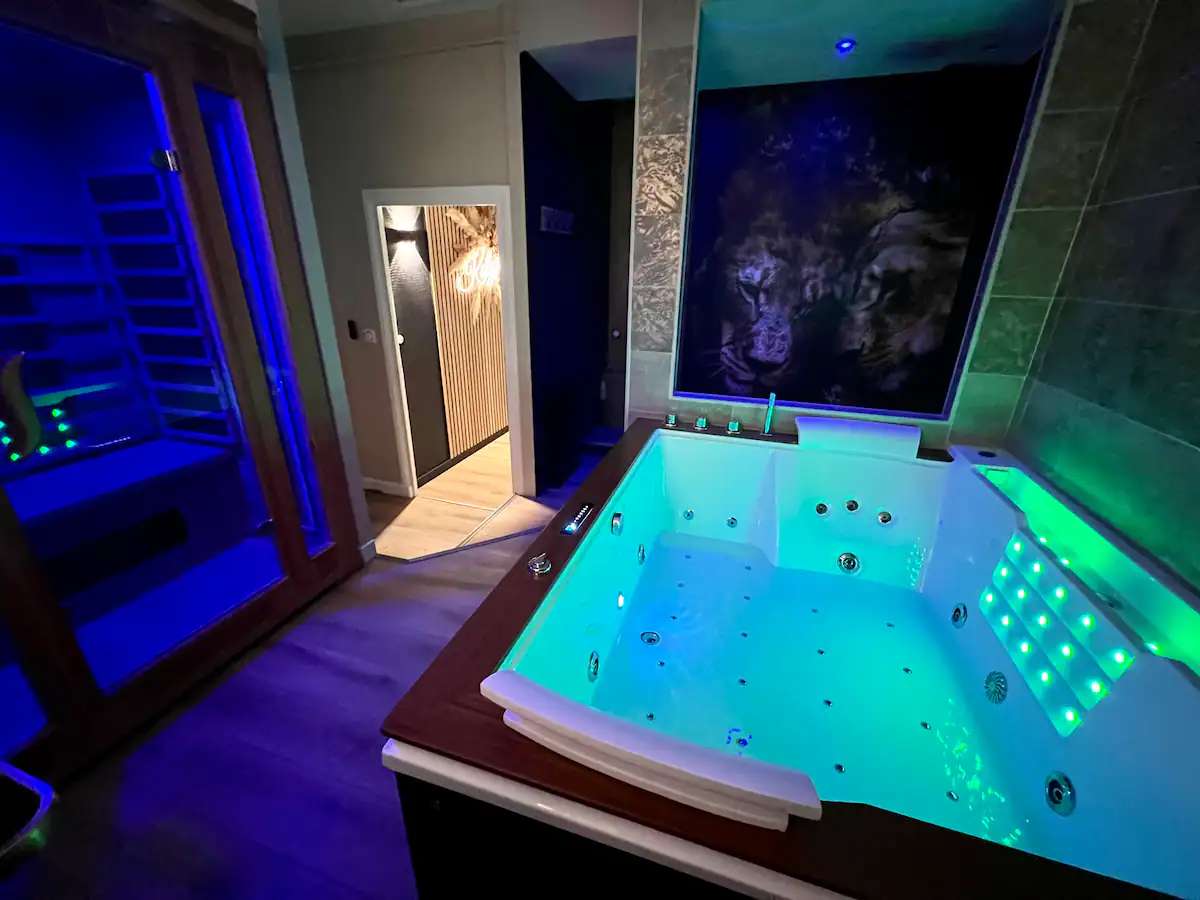 Sauna & Baignoire Balnéo - La Suite KalypsÔ - Kastell Ô fil de l’eau
