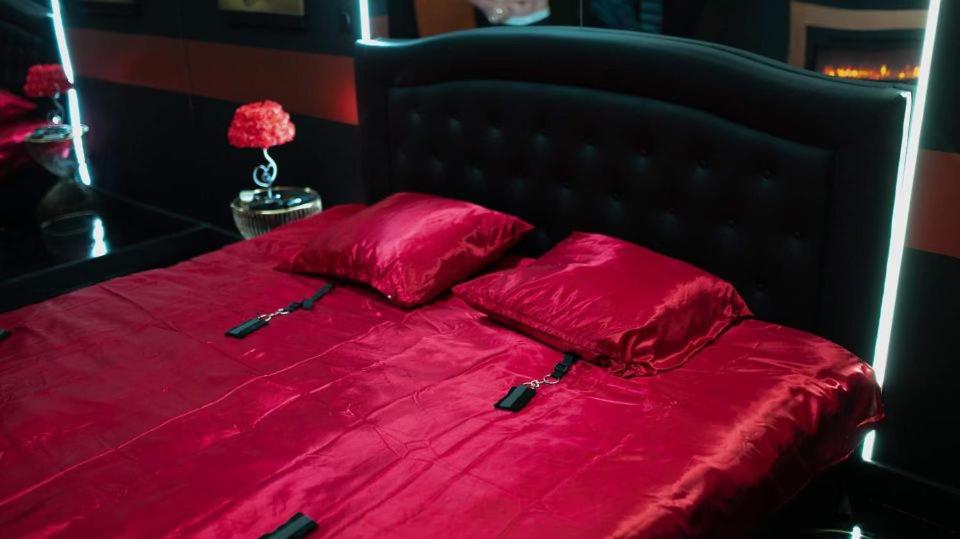 Lit King Size avec Attaches -  La Lovrette