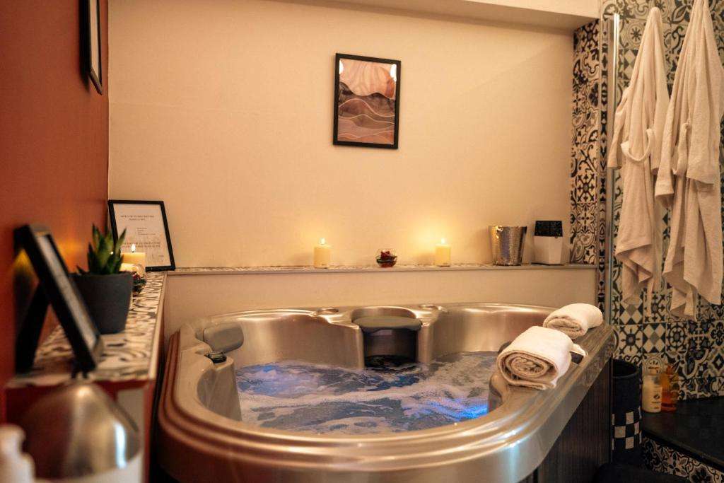 Baignoire Balnéo - The First Lady - Ignite Love Room