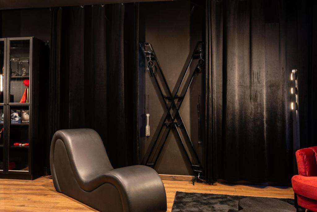 Fauteuil Tantra & Croix de St André - Black Room