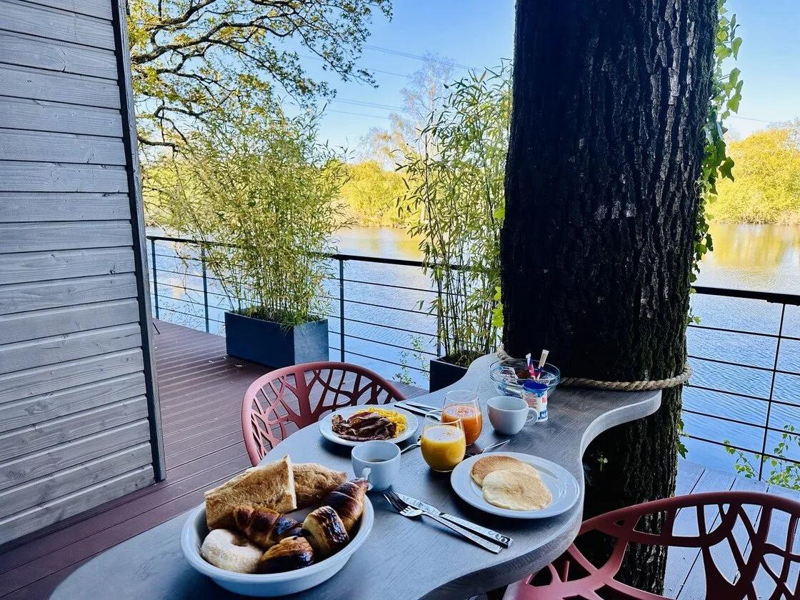 Petit Déjeuner Extérieur au bord de l'eau - Le Colombier - L'Étang du Vieux Doyenné