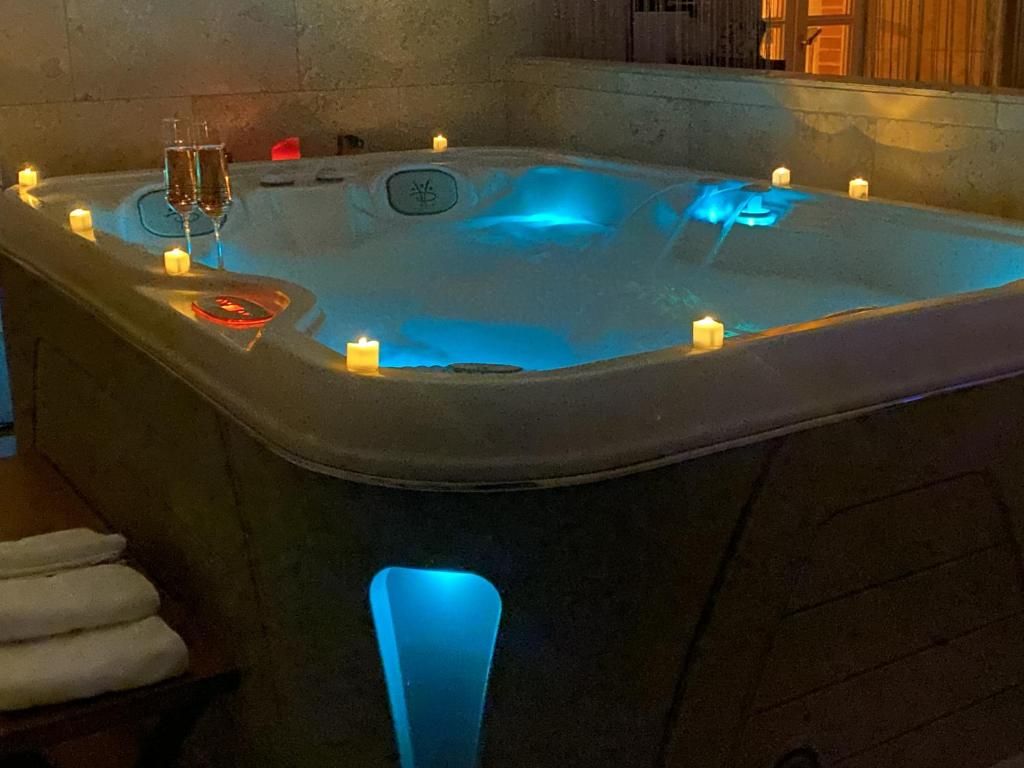 Jacuzzi - Suite n°5 en Occitanie - Le Prieuré