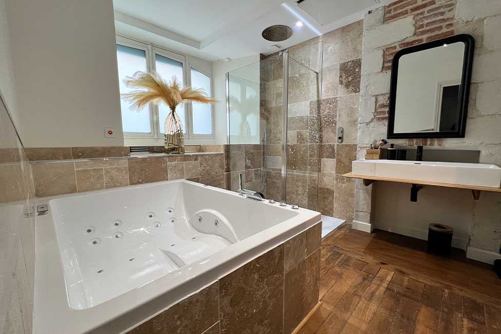 Baignoire Balnéo & Salle d'eau - Suite Gatsby - Les Petits Plaisirs Angers