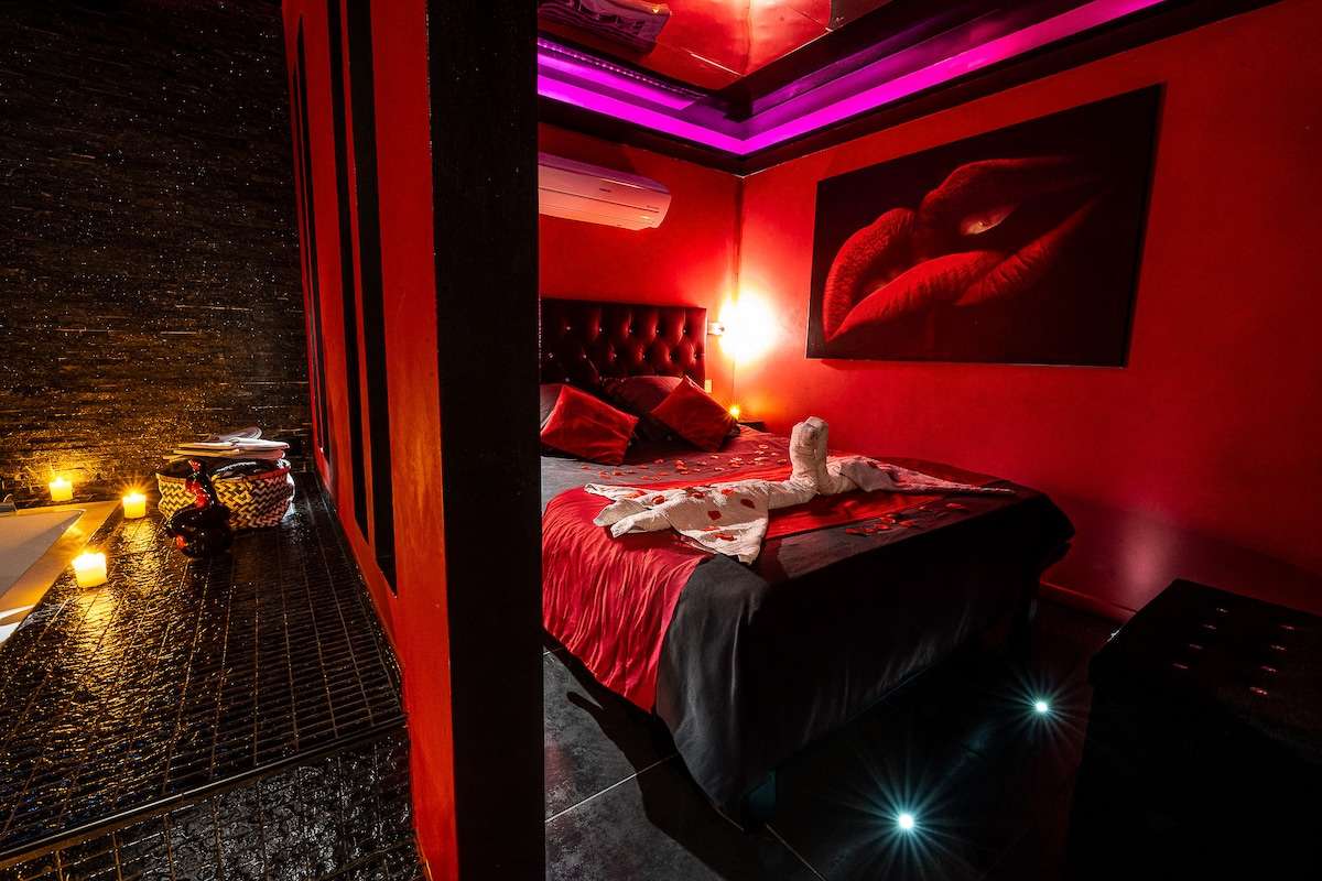 Jacuzzi & Chambre - Le Boudoir des Sens - Suite Romantique Narbonne