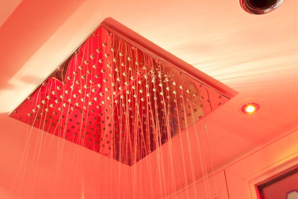 Douche - Chambre Moulin Rouge - Secret de Paris Hotel & Spa**** 