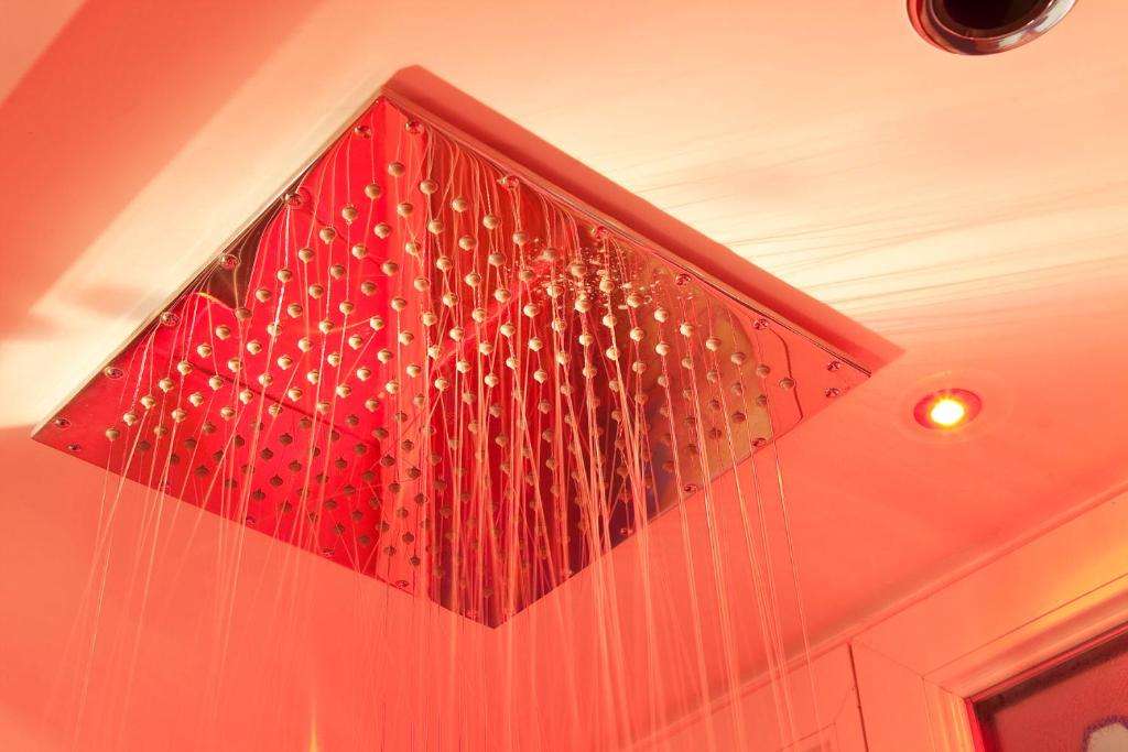 Douche - Chambre Moulin Rouge - Secret de Paris Hotel & Spa****