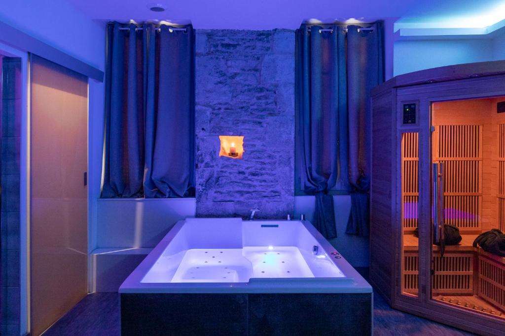 Espace bien-être Sauna et Baignoire Balnéo - Appartement Cocooning Spa - Spa Privatif Dijon