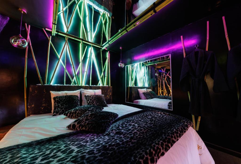 Lit XXL avec Miroirs - Suite Amazone - Cupidon Love Room
