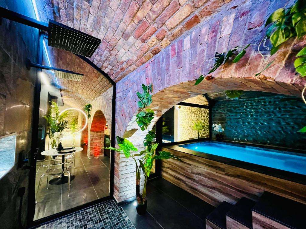 Coin repas et Piscine Intérieure - Le Secret de Valence