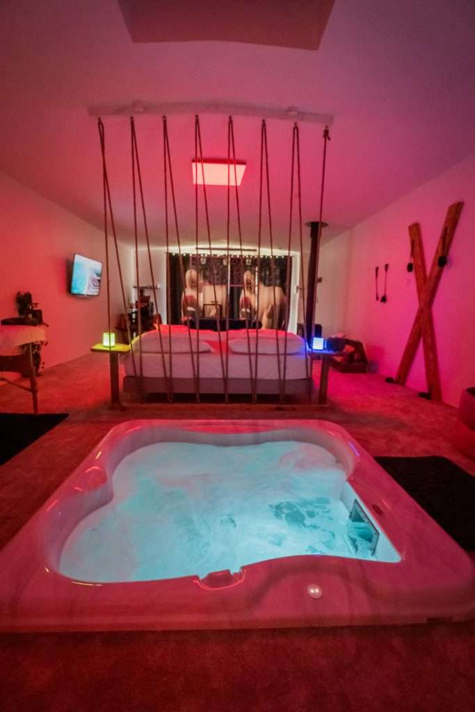 Jacuzzi & Croix de Saint André - La Suite Framboise - Chuttt...