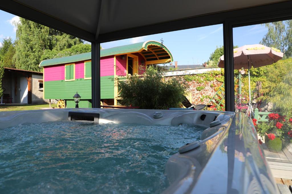 Roulotte la Dominique à Romery avec jacuzzi privatif - Chambre romantique pour couple