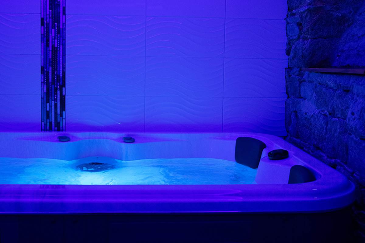 Ambiance lumineuse Jacuzzi - Suite Lovin'Room - Résidence du Pélican