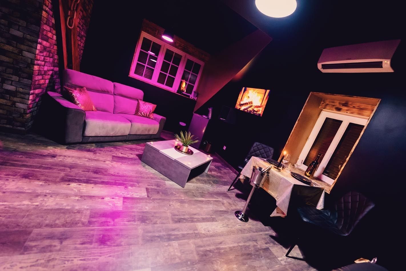 Salon et Coin Repas - L'Écrin du Désir - Les Gîtes de Justine