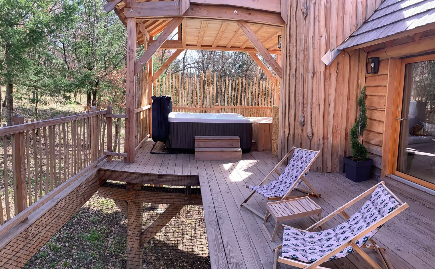 Terrasse Filet & Jacuzzi - Cabanes Châteaux Peydébé & Spa