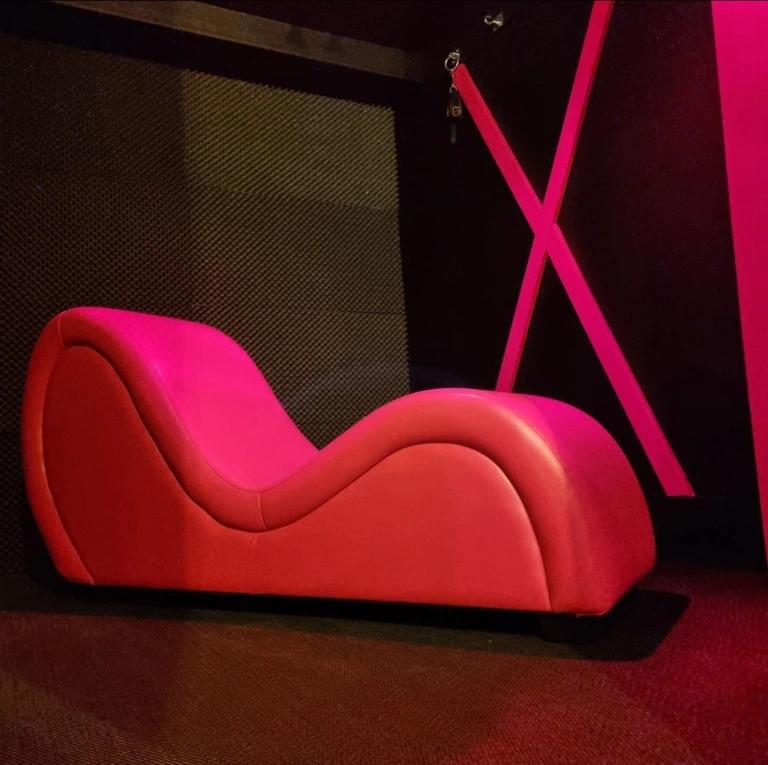 Croix de St André & Fauteuil Tantra - Secret Room - Le Jardin - La Bayeuzen