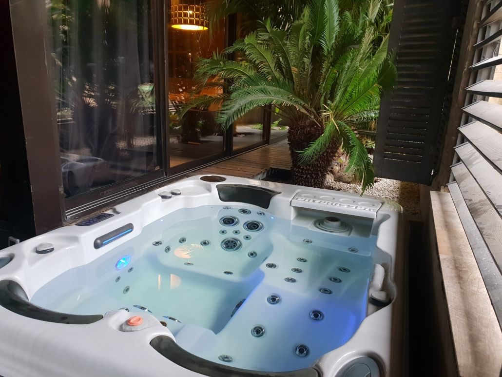 Jacuzzi - Suite Patio Balinais - Château Duo