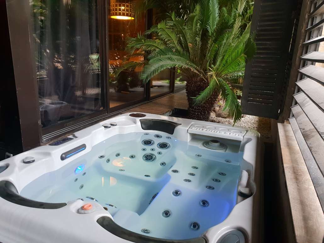 Jacuzzi - Suite Patio Balinais - Château Duo