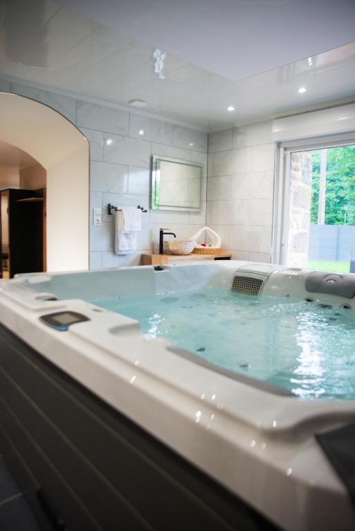 Spa Jacuzzi - Espace Bien-être - La Secrète Room