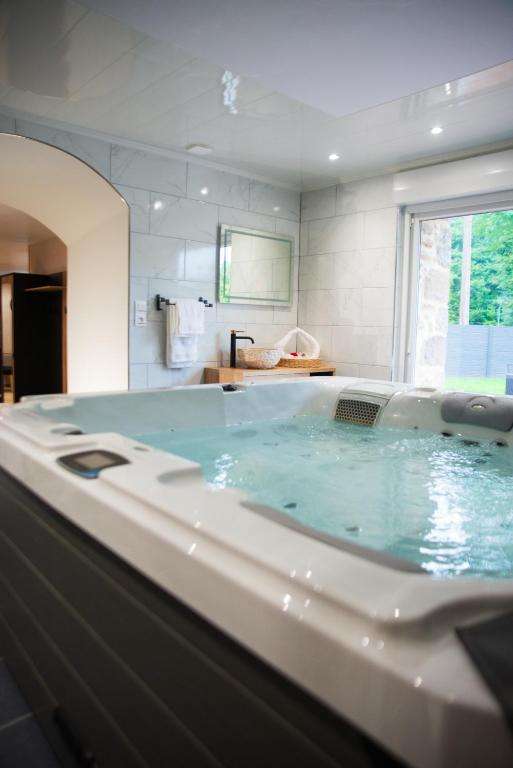 Spa Jacuzzi - Espace Bien-être - La Secrète Room