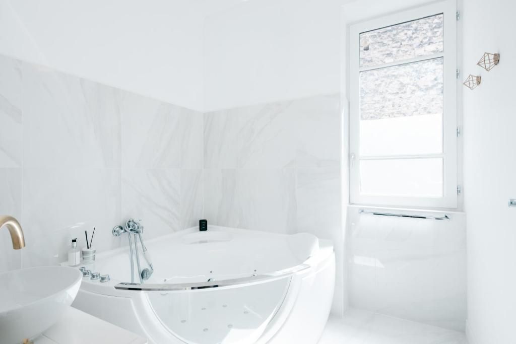 Salle d'eau avec Baignoire Balnéo - La Suite 26 - Les Précieuses Avignon