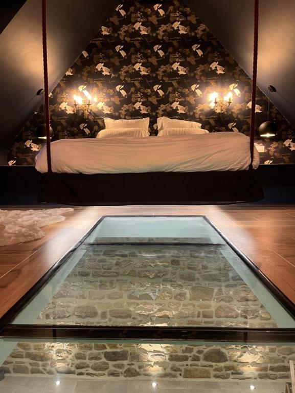 Plancher de verre & Lit suspendu - Amour Amour