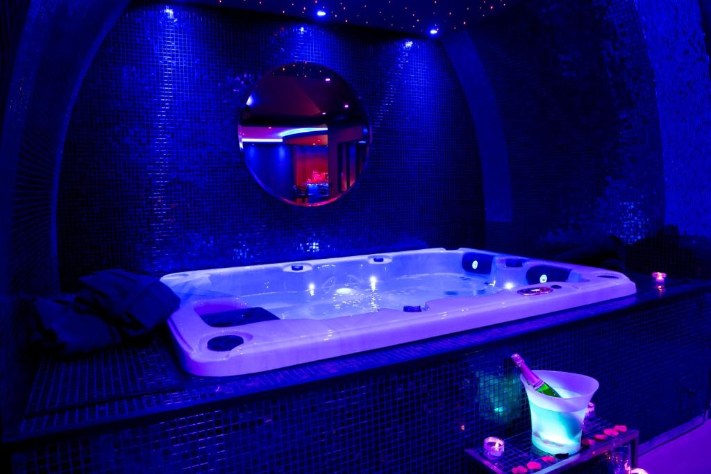 Jacuzzi spa - Suite Luxueuse - L'Insolite