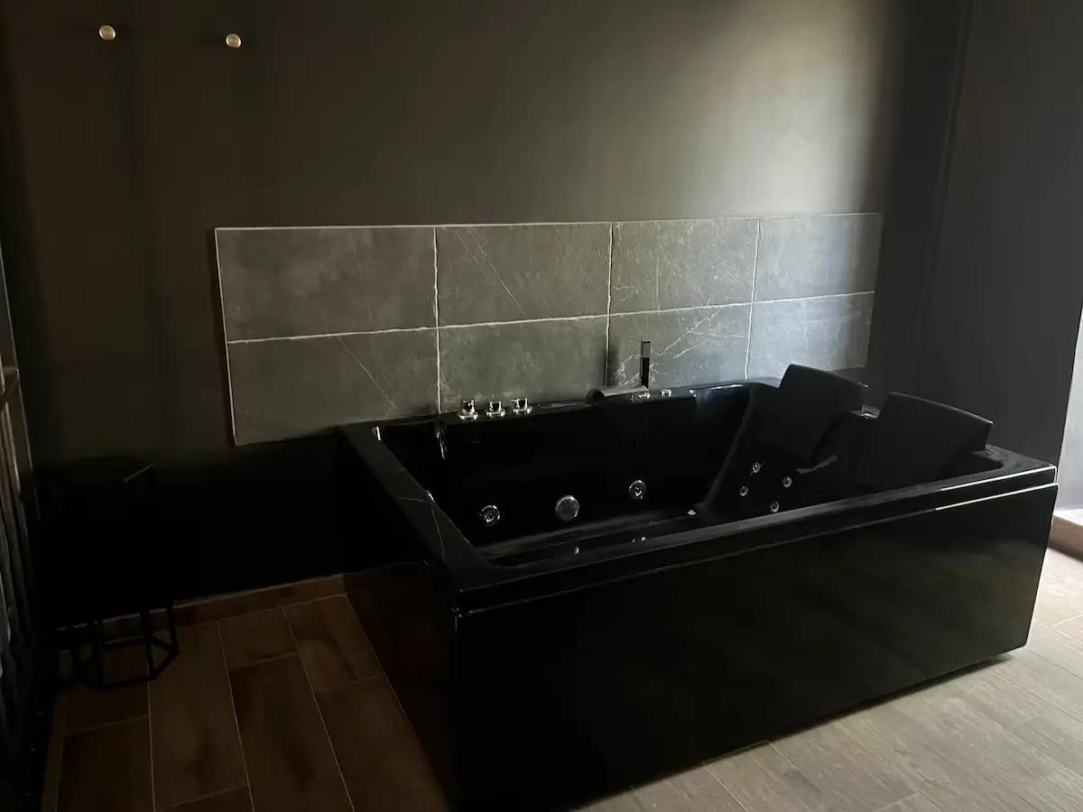 Baignoire Balnéo - Suite 50 Nuances - L'Everest Rooms