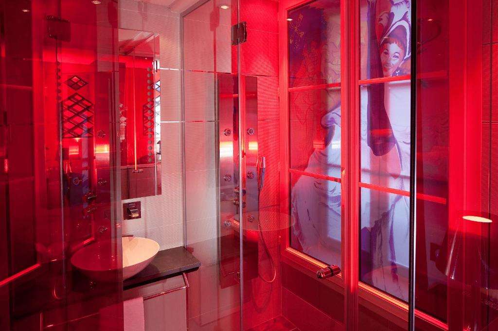 Salle d'eau - Chambre Moulin Rouge - Secret de Paris Hotel & Spa****