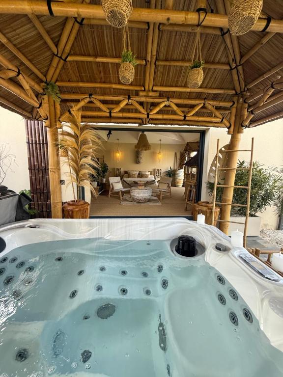 Jacuzzi vue sur Chambre - L'Escale à Bali