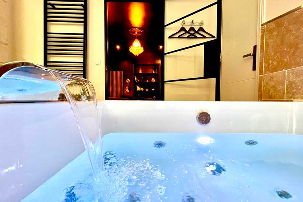 Baignoire Balnéo - Suite Gatsby - Les Petits Plaisirs Angers