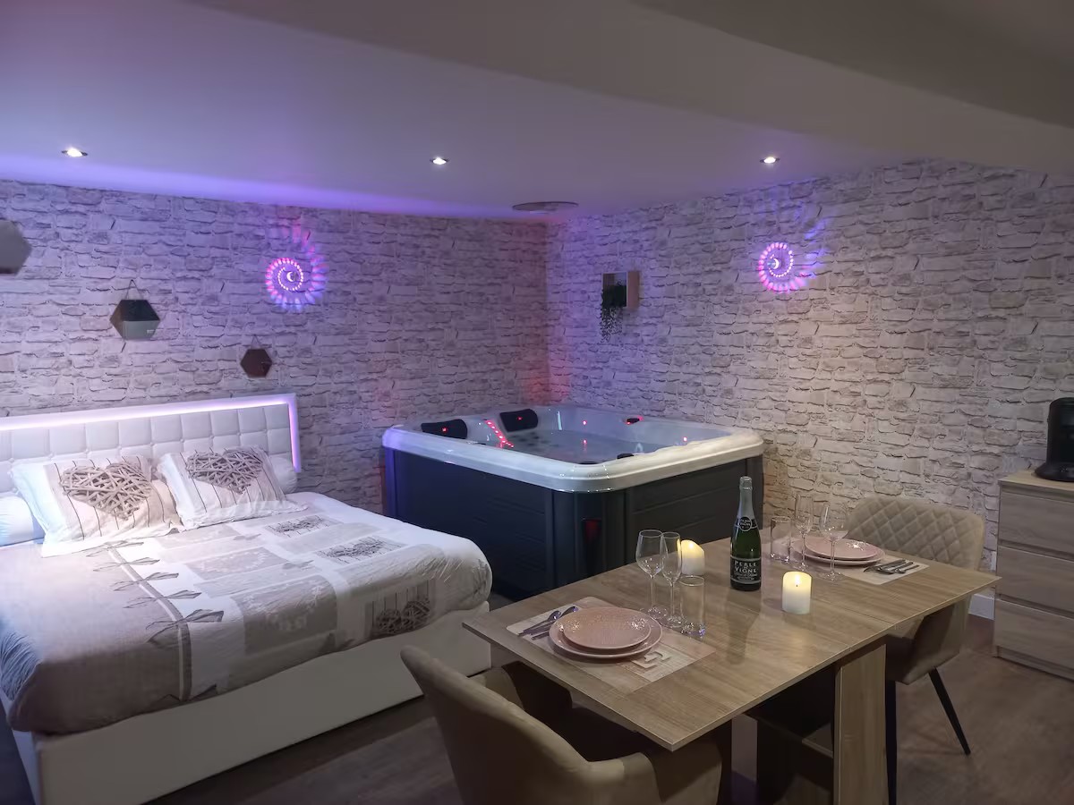 La Suite de chez Adeline à Levroux avec jacuzzi privatif - Chambre romantique pour couple