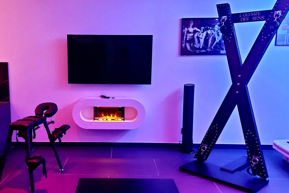 Banc de Soumission - Croix de Saint André & Cheminée Cuisine & Balnéo - La Suite Aphrodite - L'Olympe des Sens